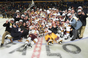 UMD Men's Hockey Championship team pic with trophy